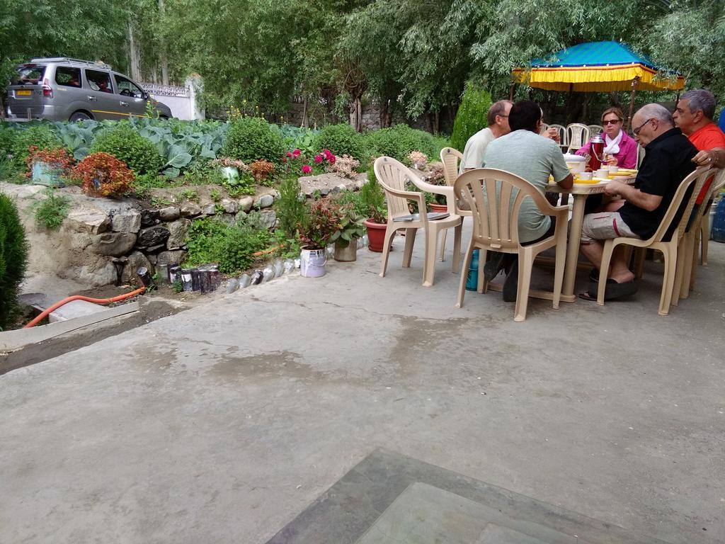 Galaxy Guest House Hundar Bagian luar foto