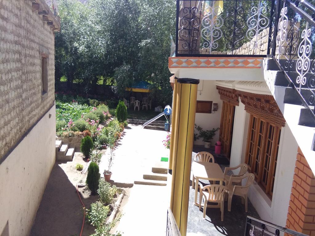 Galaxy Guest House Hundar Bagian luar foto